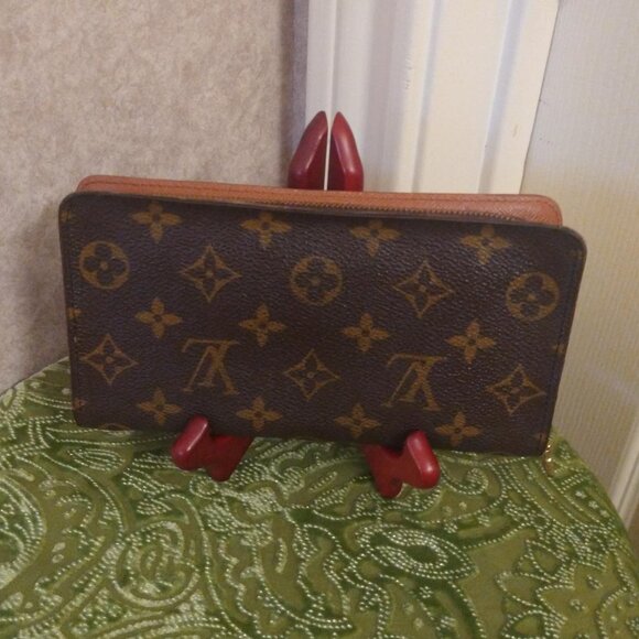 Louis Vuitton Monogram Zippy Wallet - Picture 2 of 15